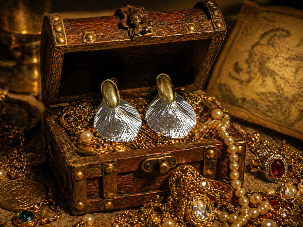 Golden Tide Treasure Earrings